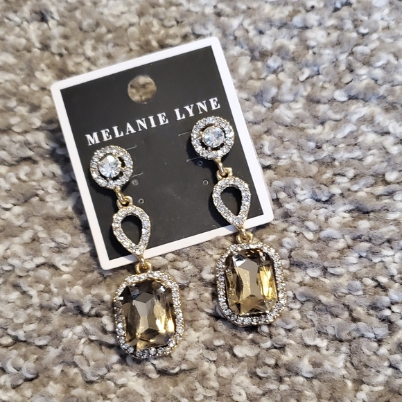 3/$30👂 BNWT beautiful faux diamond, faux emerald cut Citron, gold drop earings - Picture 8 of 10